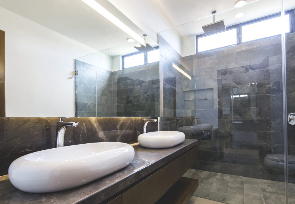 Iluminación en los espejos de los baños de toda mi casa